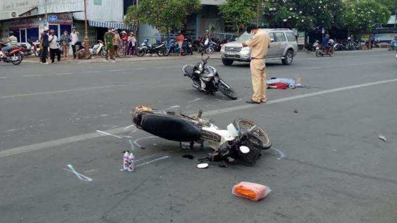 Hinh anh mot chiec xe may dien di chuyen em ai trong thanh pho